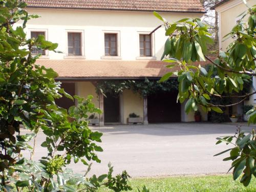 an old house with a courtyard in front of it at Landhotel Kahrmühle in Pressath