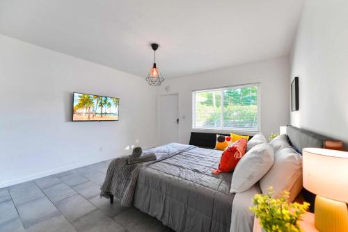 Postel nebo postele na pokoji v ubytování Charming Studio in a Beautiful Neighborhood Setting