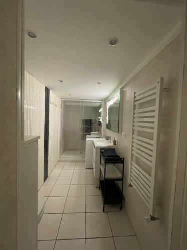 une salle de bain avec deux lavabos et un miroir dans l'établissement Villa Spacieuse avec Piscine Privée, à Biarritz