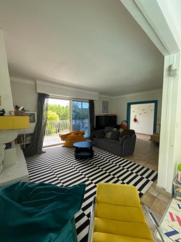 un salon avec un canapé et une table dans l'établissement Villa Spacieuse avec Piscine Privée, à Biarritz