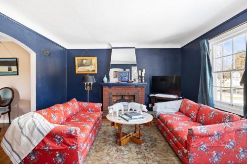 Χώρος καθιστικού στο Bright & Cozy 2BR | Near Downtown, MSU & Hospitals