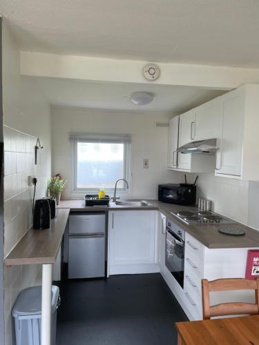Η κουζίνα ή μικρή κουζίνα στο Cosy Cabin - Bideford Bay Holiday Park