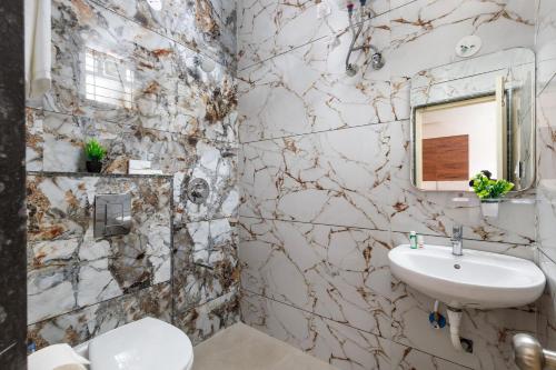 Un baño de Move-Inn OBS Serviced Apartments Koramangala