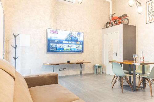 Télévision ou salle de divertissement dans l'établissement M r Loft apartment esclusivo con vasca idromassaggio