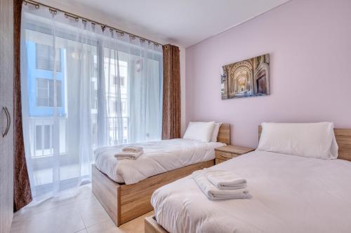 Ένα ή περισσότερα κρεβάτια σε δωμάτιο στο New! Modern Studio in central Malta by SF Homes