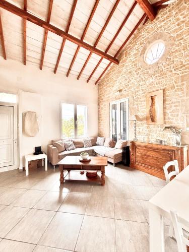 un salon avec un canapé et une table dans l'établissement Escapade sous la charpente de Vinon sur verdon, à Vinon-sur-Verdon