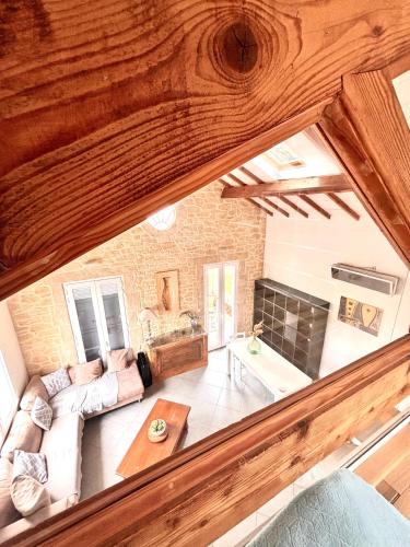 une vue aérienne d'un salon avec un canapé et une table dans l'établissement Escapade sous la charpente de Vinon sur verdon, à Vinon-sur-Verdon