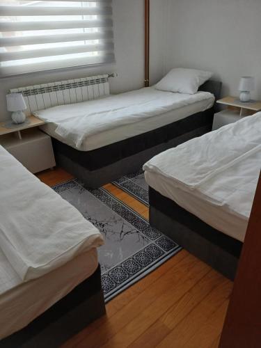 Ein Bett oder Betten in einem Zimmer der Unterkunft Home in Sarajevo