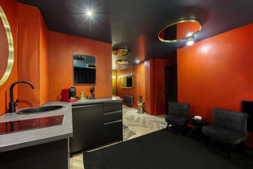 Køkken eller tekøkken på Appartement Rouge Elegance & Miroirs RER C