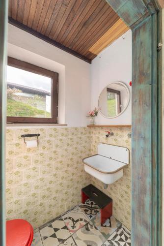 Koupelna v ubytování First House - Lovely Holiday Home near Cerknica