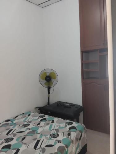 a bedroom with a bed and a fan at Apartamento Ubicación Central Dosquebradas in Dosquebradas