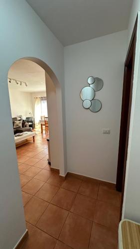 a hallway with an archway and a living room at Apartamento Alta Mar en Oasis Tenerife Sur in Playa de San Juan