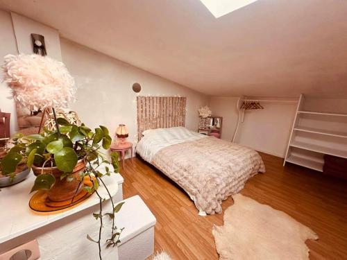 - une chambre avec un lit et des plantes dans l'établissement Le Loft Troyes, à Troyes