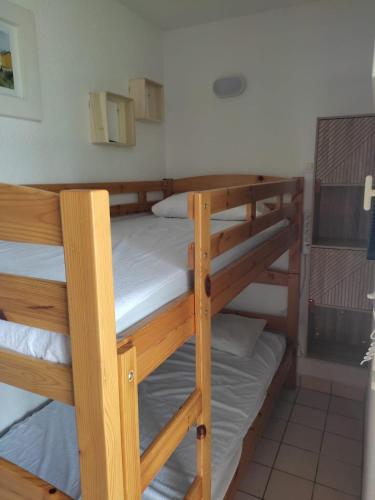quelques lits superposés dans une chambre dans l'établissement Le lac Bourgenay avec piscine du 1 mai au 15 sept, à Talmont-Saint-Hilaire