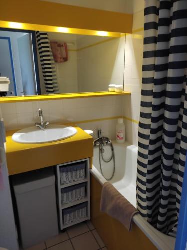 une salle de bain avec un lavabo, une douche et une baignoire dans l'établissement Le lac Bourgenay avec piscine du 1 mai au 15 sept, à Talmont-Saint-Hilaire