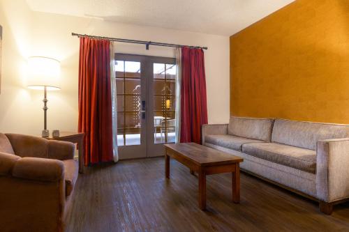 Гостиная зона в Eldorado Hotel and Spa