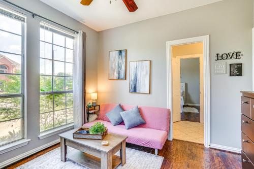 Area soggiorno di Explore and Unwind Charming Bedford Apartment