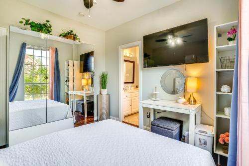 una camera da letto con un letto, una scrivania e una TV di Explore and Unwind Charming Bedford Apartment a Bedford