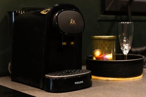 un appareil photo posé sur une table à côté d'un verre dans l'établissement The green romantic, à Choisy-le-Roi