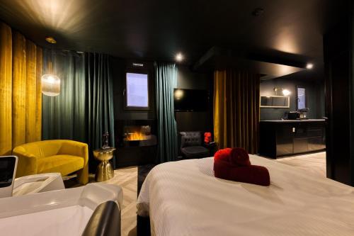 ein Hotelzimmer mit einem Bett mit einem roten Hut darauf in der Unterkunft Évasion Romantique Studio Vert Élégant pour 2 Proche RER C in Choisy-le-Roi