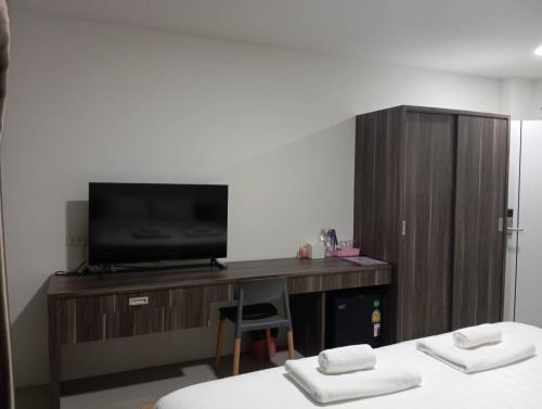 ノンタブリーにあるVS Placeのベッド2台、テレビ、デスクが備わる客室です。