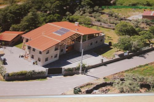 una vista aérea de una casa con techo en Casa Rural La Flor del Naranjo, en Cadalso