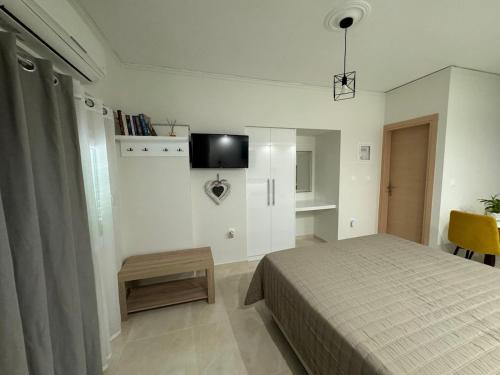 a bedroom with a bed and a tv on the wall at Moretti Studio2 in Gythio