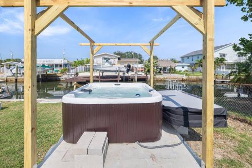 a hot tub sitting under a wooden pergola at The Hudson Hideout in Hudson