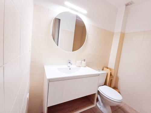 une salle de bain blanche avec un lavabo et des toilettes dans l'établissement Charmant 2 pièce, Terrasse & Climatisation, au Barcarès