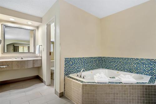 Koupelna v ubytování Best Western Inn & Suites Monroe