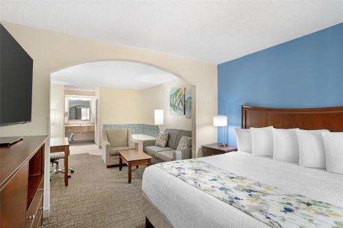 Postel nebo postele na pokoji v ubytování Best Western Inn & Suites Monroe