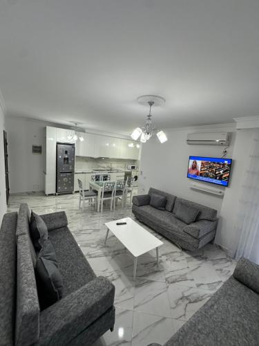 un soggiorno con due divani e una TV di Liam'S Apartment a Sarandë