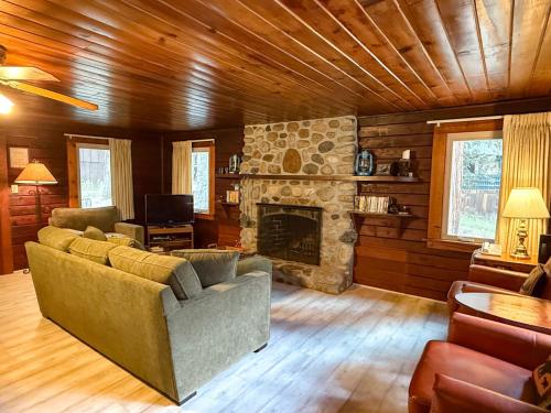 Ruang duduk di 10 Little Cabin In The Woods