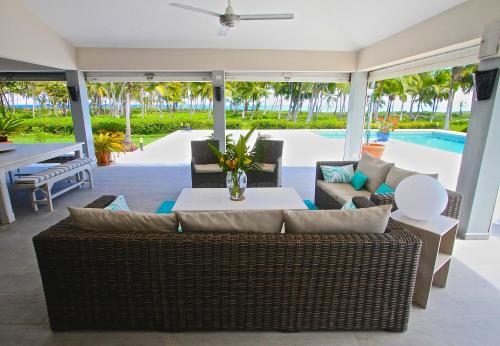 a living room with a couch and a table at Villa Talanquera in Las Galeras