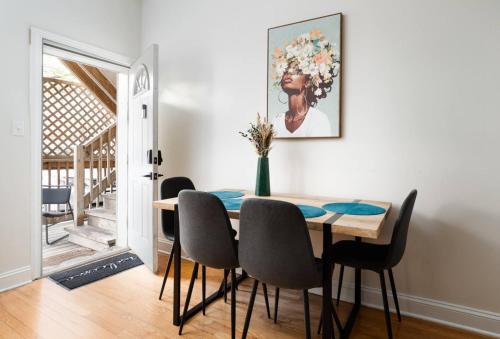 a dining room with a table and chairs at 15mins DT Wicker Park Gem Sleeps 7 FreePark in Chicago