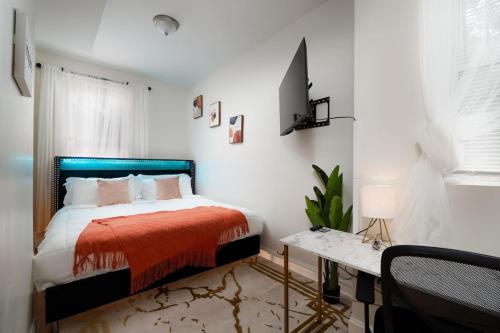 a bedroom with a bed with a red blanket at 15mins DT Wicker Park Gem Sleeps 7 FreePark in Chicago