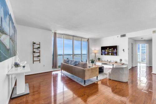 マイアミにあるCity-View Retreat in Brickell 2BR and Free Parkingのソファとテーブルのあるリビングルーム