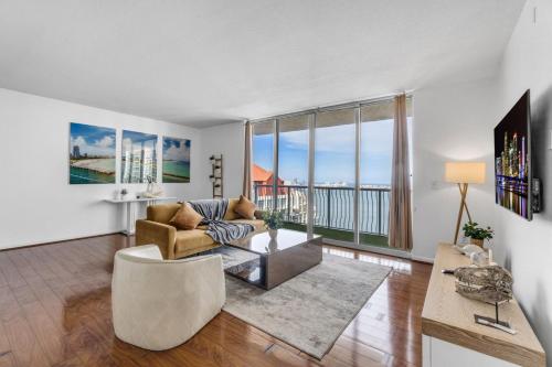 マイアミにあるCity-View Retreat in Brickell 2BR and Free Parkingのソファとテーブルのあるリビングルーム