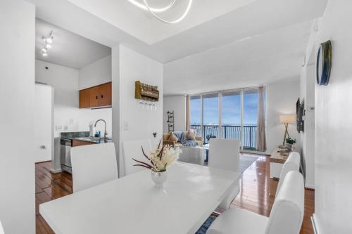 City-View Retreat in Brickell 2BR and Free Parking photo 7