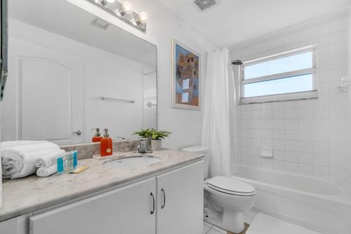 City-View Retreat in Brickell 2BR and Free Parking photo 25