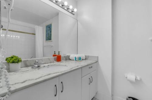 City-View Retreat in Brickell 2BR and Free Parking photo 24