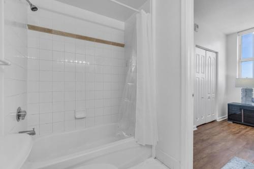 City-View Retreat in Brickell 2BR and Free Parking photo 26