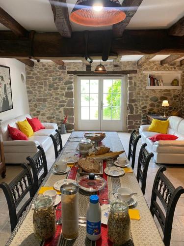 une salle à manger avec une table et quelques chaises dans l'établissement Ameztoia XVe siècle chambres d'hôtes Navarraises, à Saint-Étienne-de-Baïgorry