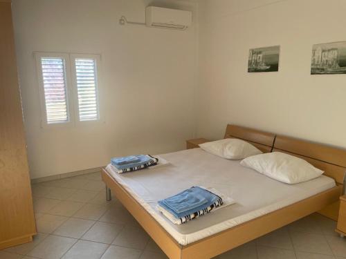 a bedroom with a bed with two towels on it at Sunrise Sunset Seaview Walk to Vis Iconic Beaches in Rukavac