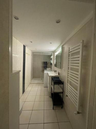 une salle de bain avec deux lavabos et un miroir dans l'établissement Séjour Confortable à la Villa Neptune 2 Chambres, à Biarritz