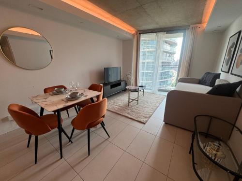 a living room with a table and chairs and a couch at High Floor Modern 1BR Stunning Views Balcony AC Free Parking in London
