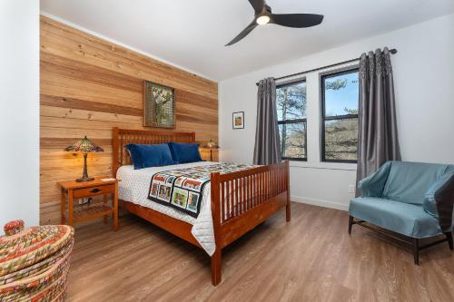 una camera da letto con un letto e una sedia blu di Little Bow Cottage a Black Mountain