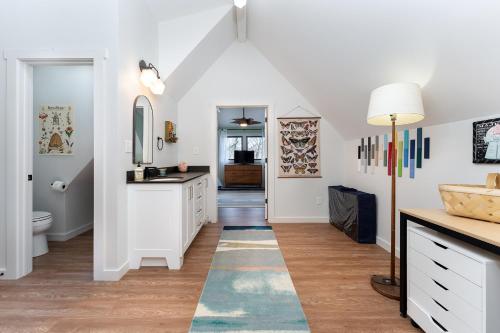 un bagno con lavandino e WC di Little Bow Cottage a Black Mountain