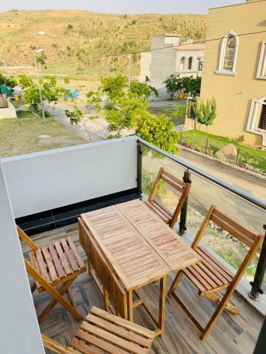 Una mesa y sillas en un balcón con vista. en Comfort corner, en Rawalpindi