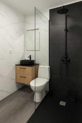 a bathroom with a toilet and a sink at Del Mar Modern Spacious 3-Bedroom Apartment Near the Beach in Puerto de Sagunto